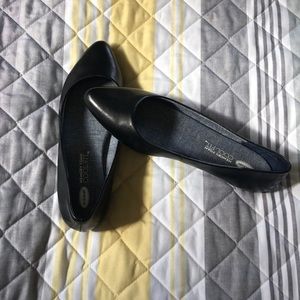 Black Dr. Scholl’s Leather Flats